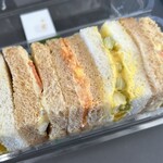 タリーズコーヒー - スモークサーモン・パンプキンサラダ・ピリ辛チキンの3種のサンドイッチ