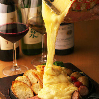 We offer specialty dishes such as meat Sushi, raclette cheese, and Italian Cuisine food♪