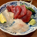 どぜう・四季料理 やぶや - 刺身3点盛り（値段不明）
      バチ赤身、ホウボウ、ヒラメ昆布〆。
      初めて食べるホウボウの刺身はプリプリ弾力が最高♪( ﾟДﾟ)ｳﾏｰ!!