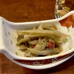 どぜう・四季料理 やぶや - ウドのきんぴら（お通し）
      ピリ辛だけど上品な味付け、シャキッと食感も楽しい、春を告げるお通し♪