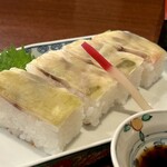 どぜう・四季料理 やぶや - バッテラ寿司（¥780税込）
      今夜の〆は大将自慢のこのバッテラ。最高の〆です♪