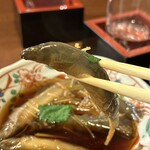 どぜう・四季料理 やぶや - どぜう丸煮（¥700税込）
      丸どじょうを生姜と一緒に甘辛く煮てあります。
      これには日本酒でしょう♪ ”(*>∀<)o(酒)"オツな逸品♪