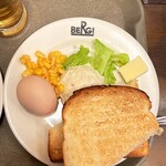 BERG - モーニングセット390円。ベイクドブレッド、ポテサラ、レタス、コーン、ゆで卵、バター。なぜか美味い笑。