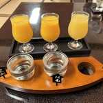 道後湯の宿 さち家 - みかんジュースの飲み比べ。手前は日本酒飲み比べ。