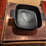 ぼたん - 使い込まれた鉄鍋。わりと小さめです。