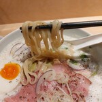 鶏白湯ラーメン ムツキ - 平打ちの縮れ麺