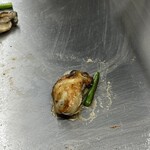 八昌 - 牡蠣のバター焼き　グラムで計るとの事で4名だったので小さめ4つにしていただきました
