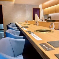 芦屋焼肉 結 - 清潔感のある店内
                    2名まではカウンターになる様です