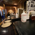 一滴八銭屋 - 3階席　1人で掘り炬燵式の座敷に座る。
      
      右手中年リーマン3人　奥に美人3人
      
      ワイが座って食べ終わる頃左手となりに
      
      若いリーマン2人組が座る