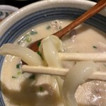 一滴八銭屋 - 麺は太麺のモチモチ
      
      もうね…一気にファンになりました！
      
      是非次回は『名物』『黒肉うどん』を食べてみたい。