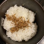 一滴八銭屋 - 削り節ふりかけをかけました。