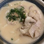 一滴八銭屋 - 白肉うどんズームアップ！
      
      コレ…めちゃんこめちゃめちゃめちゅりんこん
      
      うんまままっー！＼(^^)／
      
      もう、一口スープを飲んだだけで納得の味♡