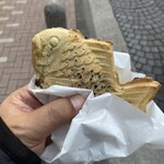 浪花家総本店 - 一枚買って歩きながら食べる
                                
                                待ち合わせ時間が迫ってきたのでサーセン(*^^*)
                                
                                もうね…甘くて美味くてめちゃくちゃ幸せな気分
                                
                                美味いもん食べると人は優しくなりますね！