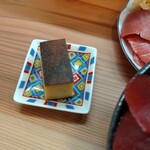 天然本マグロ専門店 司 - 「朝早くからお並び頂いてありがとうございます」といって頂いた海老卵焼き