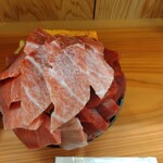 天然本マグロ専門店 司 - 全容が全く見えないマグロ最強丼大盛り（4000円）