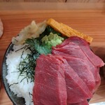 天然本マグロ専門店 司 - 丼に山盛りの酢飯