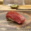 Sushi Keita - 鮪 赤身漬け 伊豆は下谷沖 石司より
                軽く漬けにした赤身がしっとりとして柔らか、ほんのりと酸味がある味わい。
                シャリのばらける感じがとても自然に、赤酢の酸が鮪の旨みを導いています♪