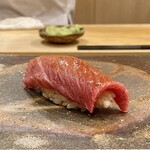 Sushi Keita - 鮪 中トロ 伊豆下田沖 石司より
                        赤身の深みのある色合いの中でサシがキラキラ輝いています。
                        見た目通りに脂のり良く旨みが強く感じられます。
                        細かく包丁を入れる事で筋も気になりません。
                        