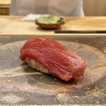 Sushi Keita - 鮪 赤身漬け 伊豆は下谷沖 石司より
                        軽く漬けにした赤身がしっとりとして柔らか、ほんのりと酸味がある味わい。
                        シャリのばらける感じがとても自然に、赤酢の酸が鮪の旨みを導いています♪