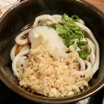 溜 - ぶっかけ温小（1玉）370円。ネギ、しょうが、天かすはセルフ。麺太め、コシ普通、食感が良い！美味しい一杯でした。