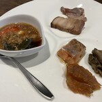 Kaikatei - 前菜（豆腐とピータン、香味焼豚と煮豚、クラゲ、紹興酒煮アワビ、スモークサーモン）
