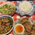 タイ屋台料理ガムランディー - 手前左はガパオ、右がガイ・トート（レモングラス風味の鳥の唐揚げ）