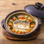 Earthen pot with grilled mackerel and sea urchin salmon roe