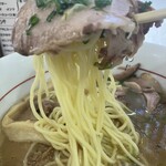 地鶏ラーメン ありがとう - チャーシューを麺と一緒に