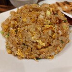 珉珉 - 色濃いチャーハンだが、味はあっさり