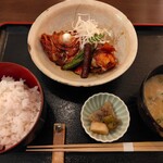 Sakana Anrokku - 煮魚定食1500円。メインは金目鯛のかぶと煮だけど、身が少なすぎて食べた気がしない。手前は味の南蛮漬け、味噌汁は美味しかった。お茶もコーヒーも飲料は何も無し。