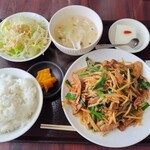 蜀味三国 - 700円のほうのニラレバ定食（ランチ）