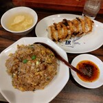 珉珉 - 餃子とガーリックチャーハン