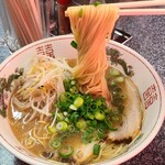 Kouchan - 中華そば(税込800円)
                        スープは醤油豚骨で豚骨&鶏ガラで取ったスープで醤油のキレがあるタイプ。
                        麺は細ストレート麺、ハリはそこまでながらツルツルな食感
                        バランスが取れていて広島の醤油豚骨らしさがある