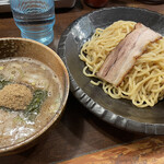 つけ麺屋 ひまわり - 煮卵つけ麺。チャーシューの見た目はデカい