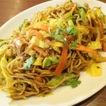 インド・ネパールレストラン アーマ - ネパール風焼きそば "Nepali Taste Chawmien"「ピリ辛＆さわやかな酸味がクセになる、ネパール風焼きそば。自家製の手打ち麺が味の決め手！お客様のリクエストで生まれました。」※メニュー表記通り，クミンシードを入れて頂きました。