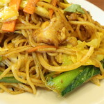 インド・ネパールレストラン アーマ - ネパール風焼きそば "Nepali Taste Chawmien"「ピリ辛＆さわやかな酸味がクセになる、ネパール風焼きそば。自家製の手打ち麺が味の決め手！お客様のリクエストで生まれました。」※メニュー表記通り，クミンシードを入れて頂きました。