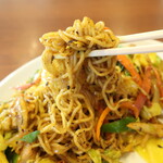 インド・ネパールレストラン アーマ - ネパール風焼きそば "Nepali Taste Chawmien"「ピリ辛＆さわやかな酸味がクセになる、ネパール風焼きそば。自家製の手打ち麺が味の決め手！お客様のリクエストで生まれました。」※メニュー表記通り，クミンシードを入れて頂きました。