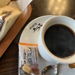 珈琲処 カラス - 揚げ塩落花生美味し。コーヒー450円。
