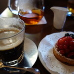 OGA BAR by 小笠原伯爵邸  - ケーキセットのコーヒーとタルト
