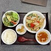 龍巳飯店 - 料理写真:国産豚肉とキャベツ玉ねぎのニンニク炒め。見えているだけでも相当量のニンニクです