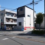 インド・ネパールレストラン アーマ - 店舗外観（店舗駐車場との位置関係）