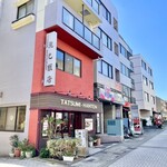 龍巳飯店 - 店構え。この左手奥の店の厨房からカンカン♪