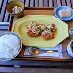 Miyazaki Gohan To Osake Hike - 私選択。魚、白身魚の彩り野菜のソース。酢が効いて美味い絶妙。左上はおからの入った白和え、これも美味い:中⚪さんも絶賛。右は大根のから揚げ。右下、茶そばと新タマネギのサラダ。ご主人の料理センスGoo。