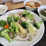 横浜うさぎ - 野菜と鶏肉炒め　　800円