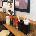 鉄板ダイニング 弘 - テーブル席　調味料・箸・おしぼり