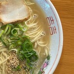 237284351 - 大盛りラーメン850円　右