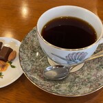 カフェマッカラン - ナッツとチョコレート付きの粋な計らい