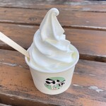 朝搾りソフトクリーム titi 藤井牧場 - 朝しぼりソフト（ミルク）カップ 290円
