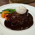 BRASSERIE LE VIN - 100%ビーフハンバーグステーキ ポーチドエッグ添え 1650円 ※ライスまたはパン付き
            2024年3月1日