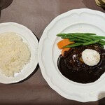 BRASSERIE LE VIN - 100%ビーフハンバーグステーキ ポーチドエッグ添え 1650円
            2024年3月1日